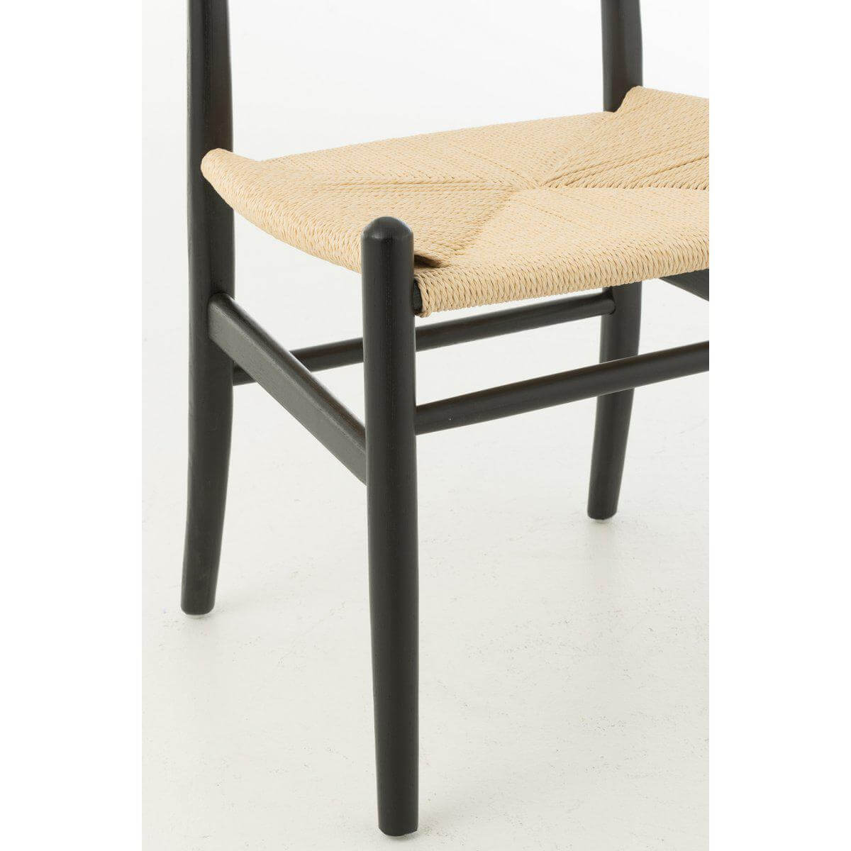 Detail van de J-Line Stoel Toon met beukenhout en zwart touw, modern design met natuurlijke elementen.