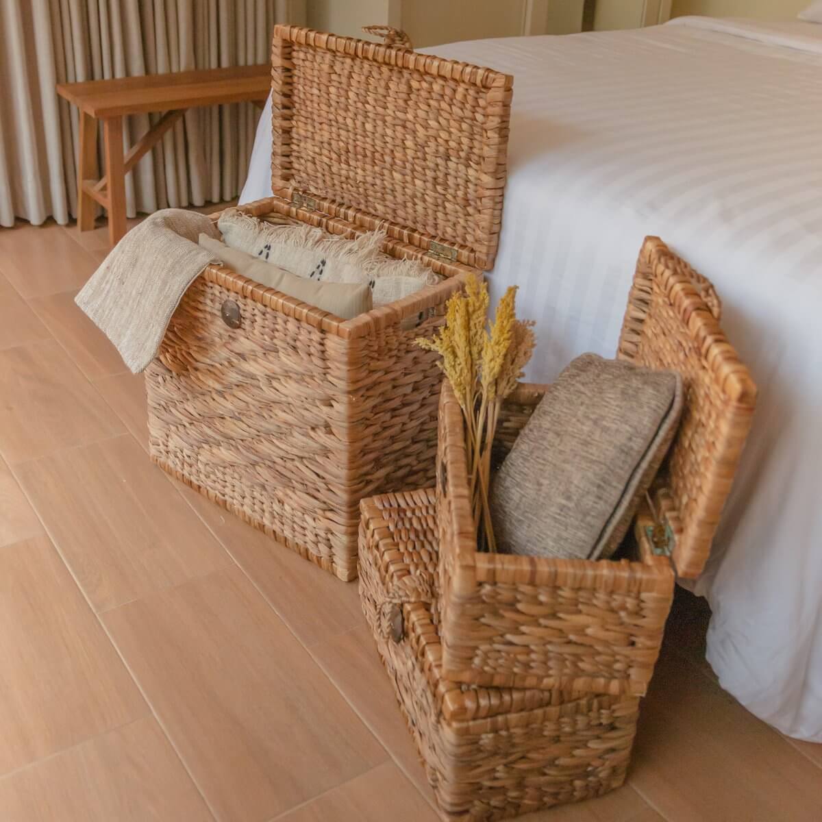 Kofferbakmand met deksel KELANA van waterhyacint in slaapkamer, duurzame manden in verschillende maten, perfect voor wasgoedopslag.