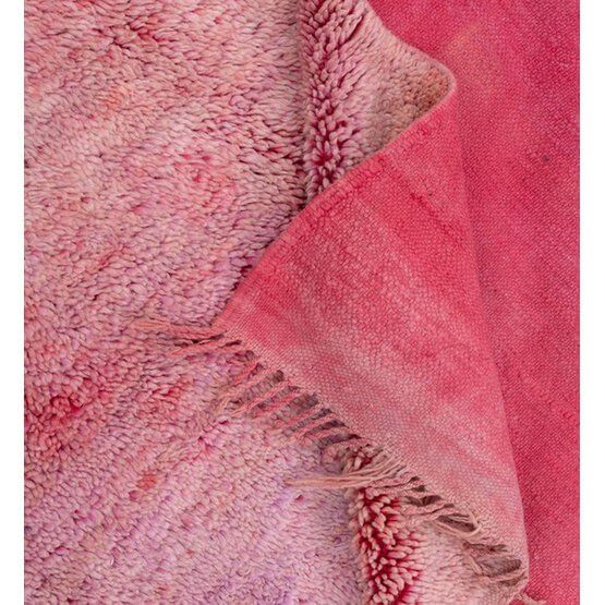 Close-up van een roze vintage Marokkaans Berberkleed Beni Mguild met geometrisch patroon. Perfecte aanvulling voor elk interieur.