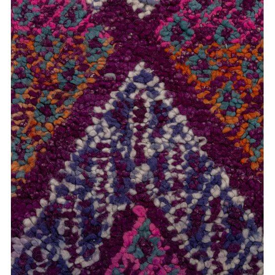 Detail van kleurrijk geometrisch patroon op Marokkaans Berberkleed Beni Mguild, vintage uitstraling. Maten: 3x1,8 m - R149.