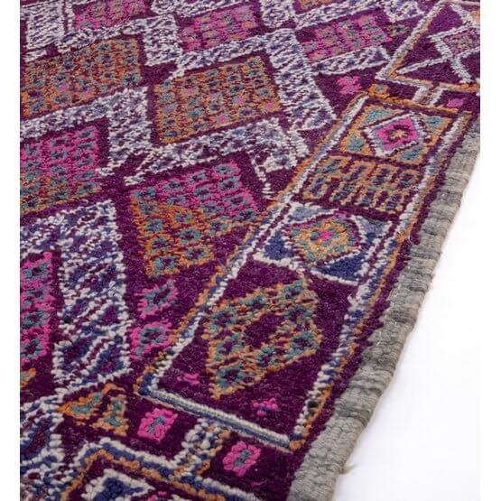 Prachtig Marokkaans Berber Beni Mguild kleed met kleurrijke geometrische patronen, geeft een vintage uitstraling.