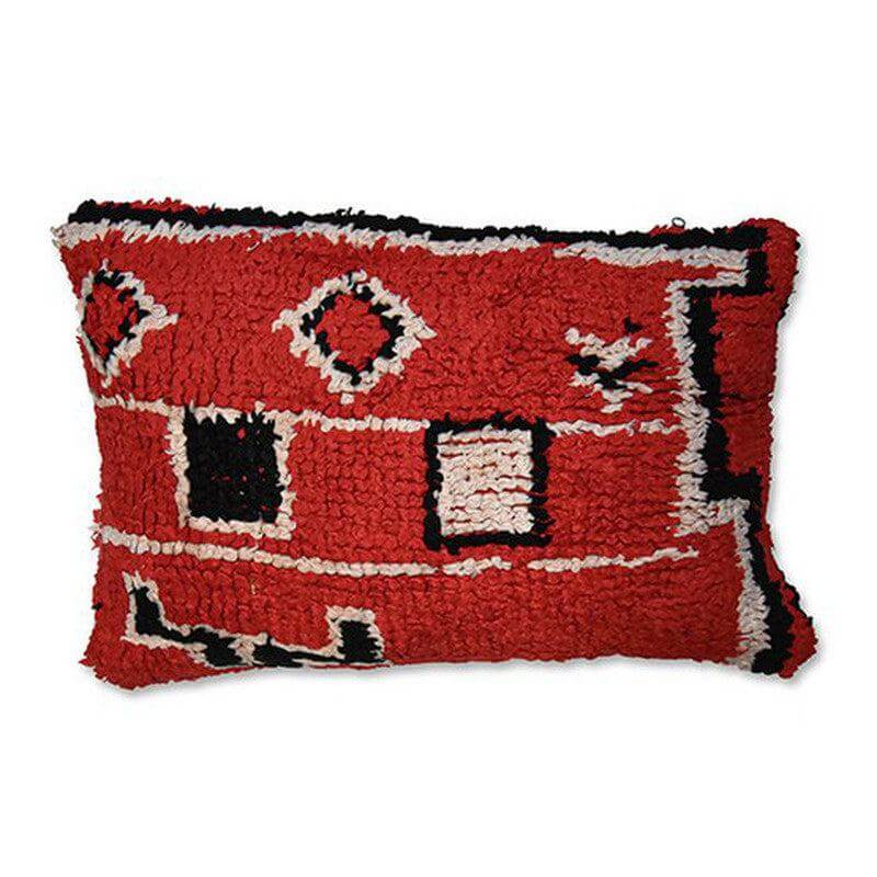 Handgemaakt rood Marokkaans kussen van vintage Berberkleed met uniek geometrisch patroon, perfect voor een authentieke interieurstijl.