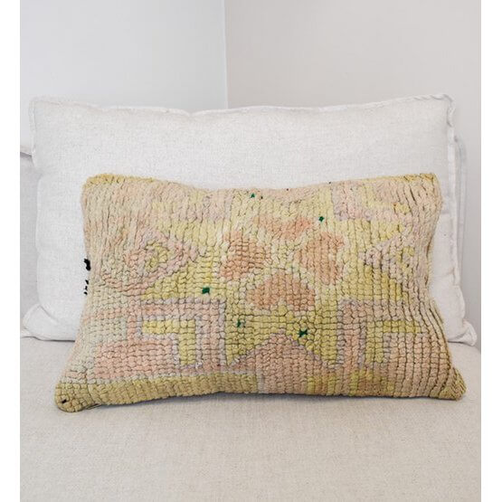 Marokkaans kussen gemaakt van een vintage Berberkleed, unieke handgemaakte design eyecatcher voor woon- of slaapkamer decoratie.