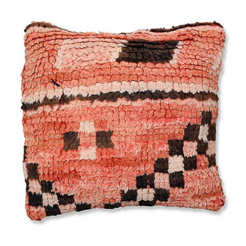 Marokkaans kussen met unieke Berberpatronen in warme tinten, handgemaakt van vintage vloerkleden, een echte woonaccessoire eyecatcher.