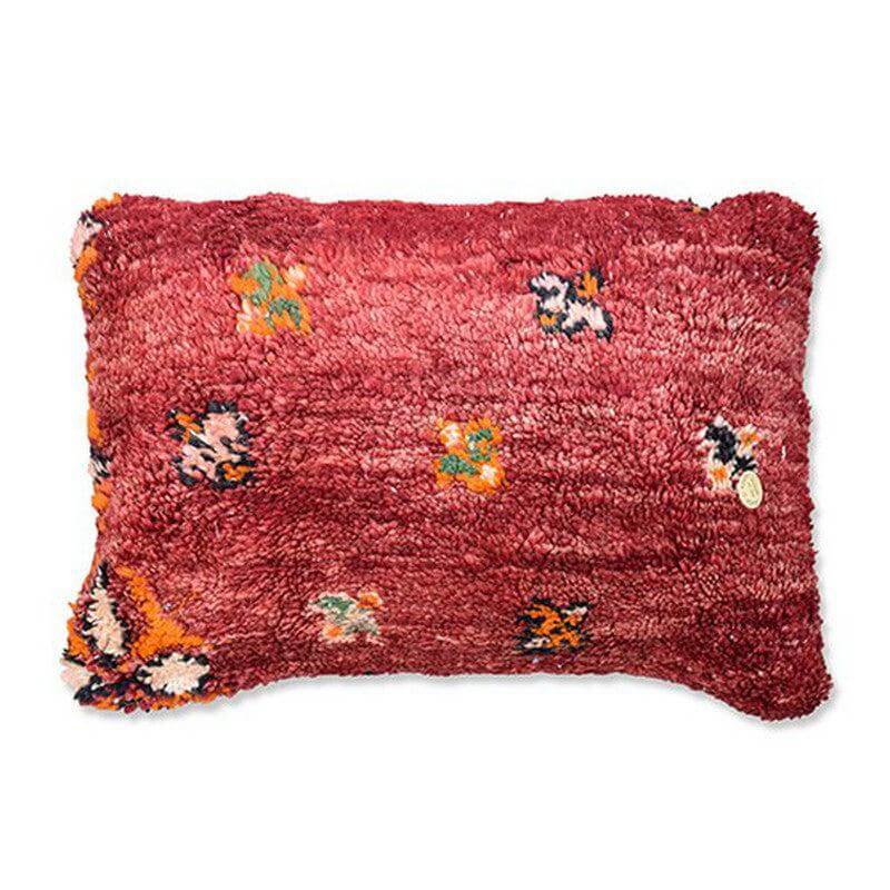 Marokkaans rood kussen gemaakt van een vintage Berberkleed. Uniek en handgemaakt, ideaal als eyecatcher in je interieur.