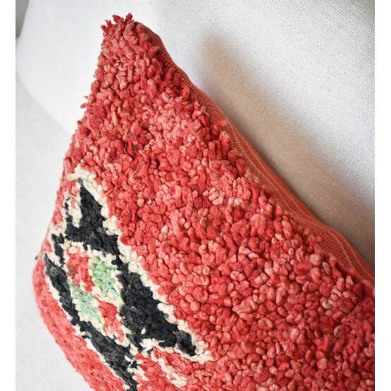Marokkaans kussen P430, gemaakt van vintage Berberkleed, rood met zwart-witte details, handgemaakt en uniek woondecor.