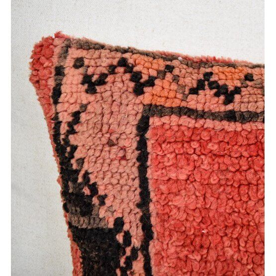 Handgemaakt Marokkaans kussen P531 van vintage Berberkleed, uniek ontwerp in warme kleuren, perfect voor woon- of slaapkamer.