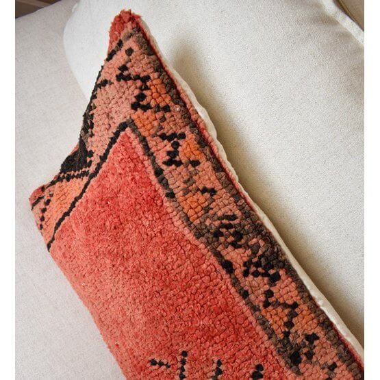 Marokkaans vintage kussen van Berberkleed met uniek design, perfect voor decoratie van woon- of slaapkamer.