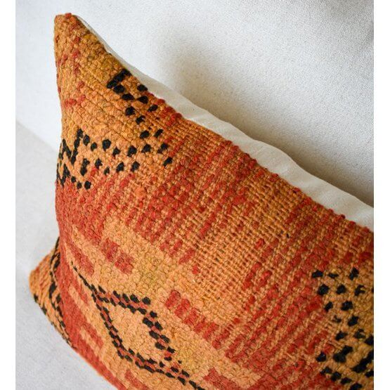 Marokkaans vintage kussen van Berberkleed, kleurrijk en handgemaakt, perfecte eyecatcher voor je woon- of slaapkamer.
