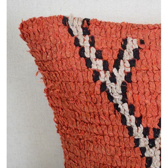 Marokkaans kussen van vintage Berberkleed, handgemaakt en uniek, perfect voor woningdecoratie, met kleurrijk patroon.
