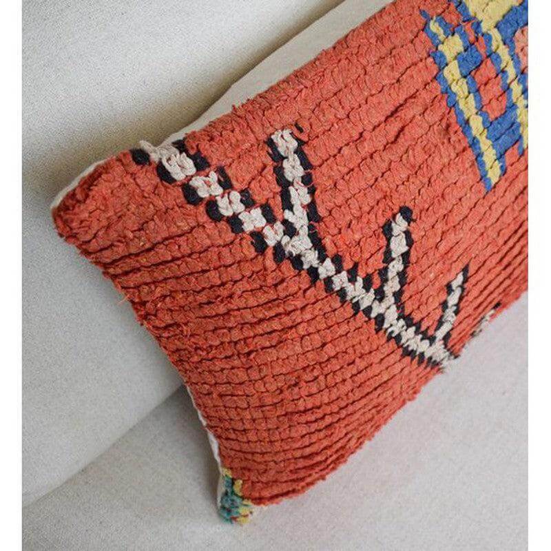 Handgemaakt Marokkaans kussen van Berberkleed met kleurrijk patroon, perfect voor unieke woondecoratie.