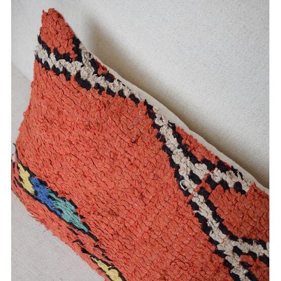 Oud rood Marokkaans kussen P542 van vintage Berberkleed, unieke en kleurrijke handgemaakte kamerdecoratie.