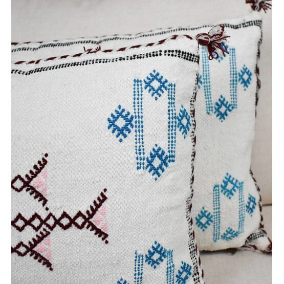Marokkaans kussen P558 met vintage Berberdesign in blauwe en roze tinten, handgemaakt uit authentieke Marokkaanse vloerkleden.