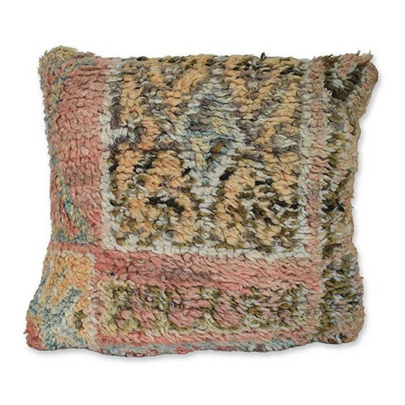 Uniek en handgemaakt Marokkaans kussen met vintage Berberkleed patroon, een sfeervolle eyecatcher voor woon- of slaapkamer.