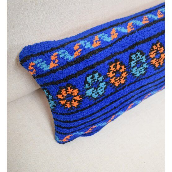 Heldere Marokkaanse kussen met vintage Berber patroon, blauwe en oranje tinten, bohemian vibe voor woonkamer of slaapkamer, unieke decoratie.