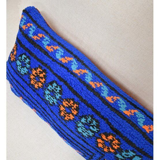 Prachtig Marokkaans kussen P621 met uniek Berberpatroon in blauw en oranje. Een opvallende bohemian eyecatcher voor elk interieur.