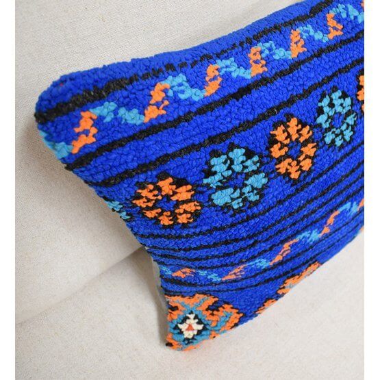 Marokkaans kussen P621, uniek en vintage Berber design, blauw met oranje en turquoise bloemen, eyecatcher voor bohemian sfeer.