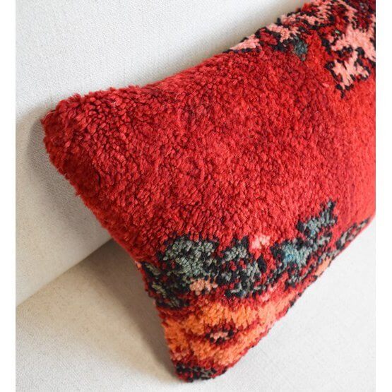 Marokkaans kussen P654, handgemaakt van een vintage Berberkleed. Uniek rood design voor een sfeervolle woon- of slaapkamer.