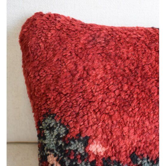 Marokkaans kussen van vintage Berberkleed, uniek rood ontwerp. Handgemaakt en een echte eyecatcher voor je interieur.
