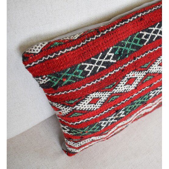 Alt Tag: Handgemaakt Marokkaans kussen van vintage Berberkleed in rood, groen en zwart patroon; een eyecatcher voor elke kamer.
