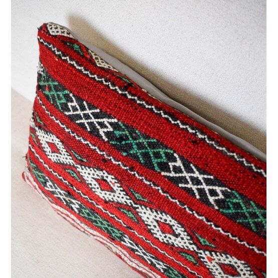 Handgemaakt Marokkaans kussen van vintage Berberkleed met rood, zwart en groene patronen; uniek kunstwerk voor de woon- of slaapkamer.