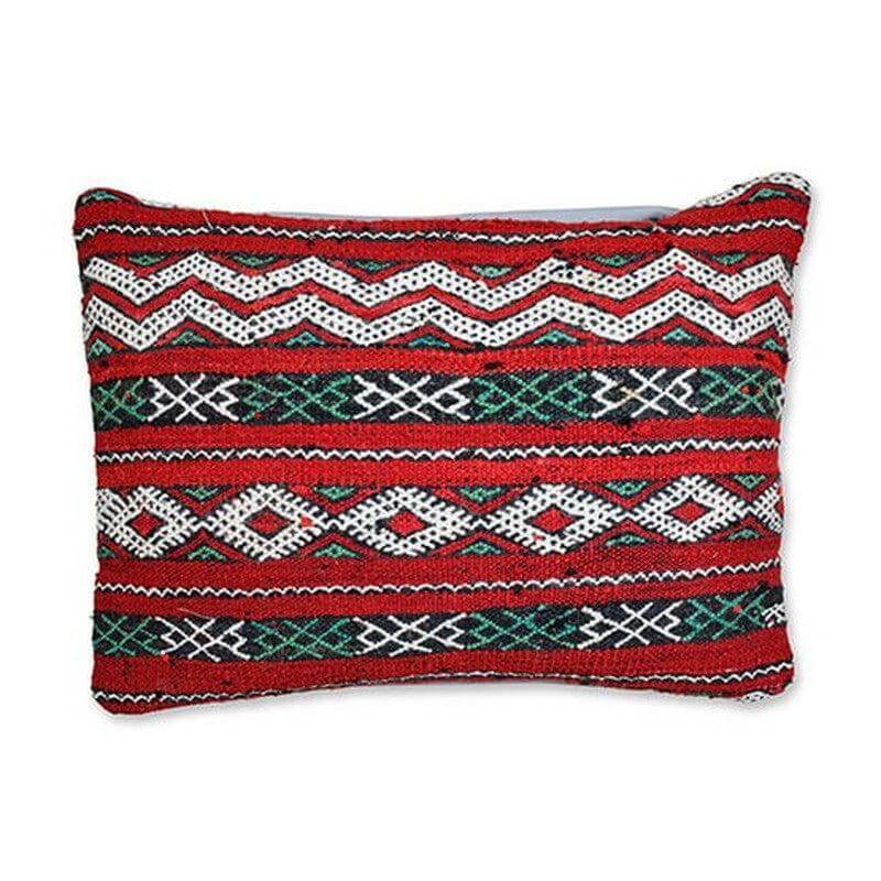 Marokkaans handgemaakt kussen van vintage Berberkleed, kleurrijk patroon in rood en groen, unieke toevoeging aan huisdecor.