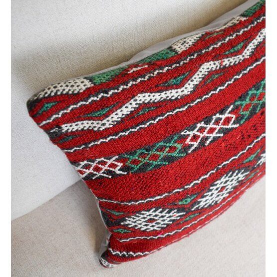 Marokkaans kussen met een rode, groene en witte Berber patroon, gemaakt van een vintage vloerkleed. Handgemaakt en uniek woondecoratie.