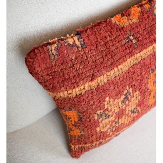 Alt Tag: Uniek Marokkaans vintage kussen gemaakt van rood-oranje Berberkleed. Eyecatcher voor je woon- of slaapkamer. Handgemaakt en origineel.