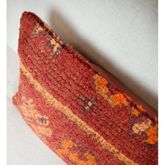 Vintage Marokkaans kussen gemaakt van Berberkleed, handgemaakt en kleurrijk, uniek stuk voor woon- of slaapkamer. Eyecatcher!