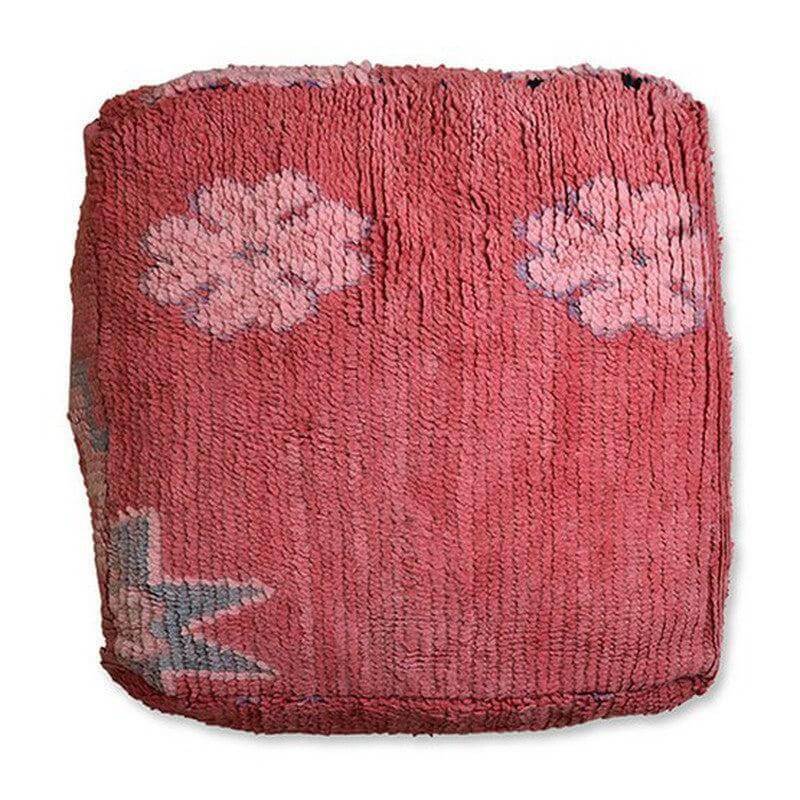 Roze Marokkaans vloerkussen met bloemenpatroon, uniek en handgemaakt van vintage Berberkleed, bohemian sfeer voor interieur.