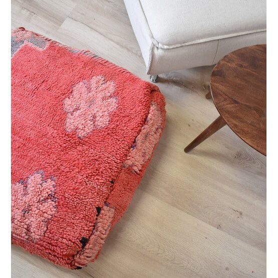 Marokkaans vloerkussen met bohemian flair, handgemaakt van vintage Berberkleed, uniek en kleurrijk, perfecte woondecoratie.