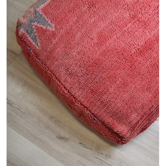Marokkaans vloerkussen gemaakt van vintage berberkleed in roodtinten, handgemaakt voor een unieke bohemian sfeer.