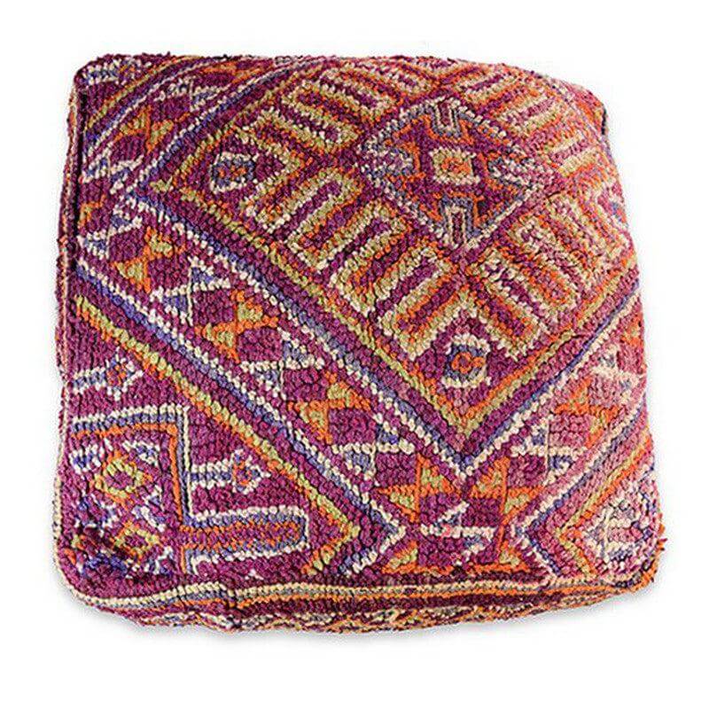 Uniek Marokkaans vloerkussen met kleurrijk Berberpatroon, handgemaakt en bohemian sfeer, gemaakt van een vintage kleed.