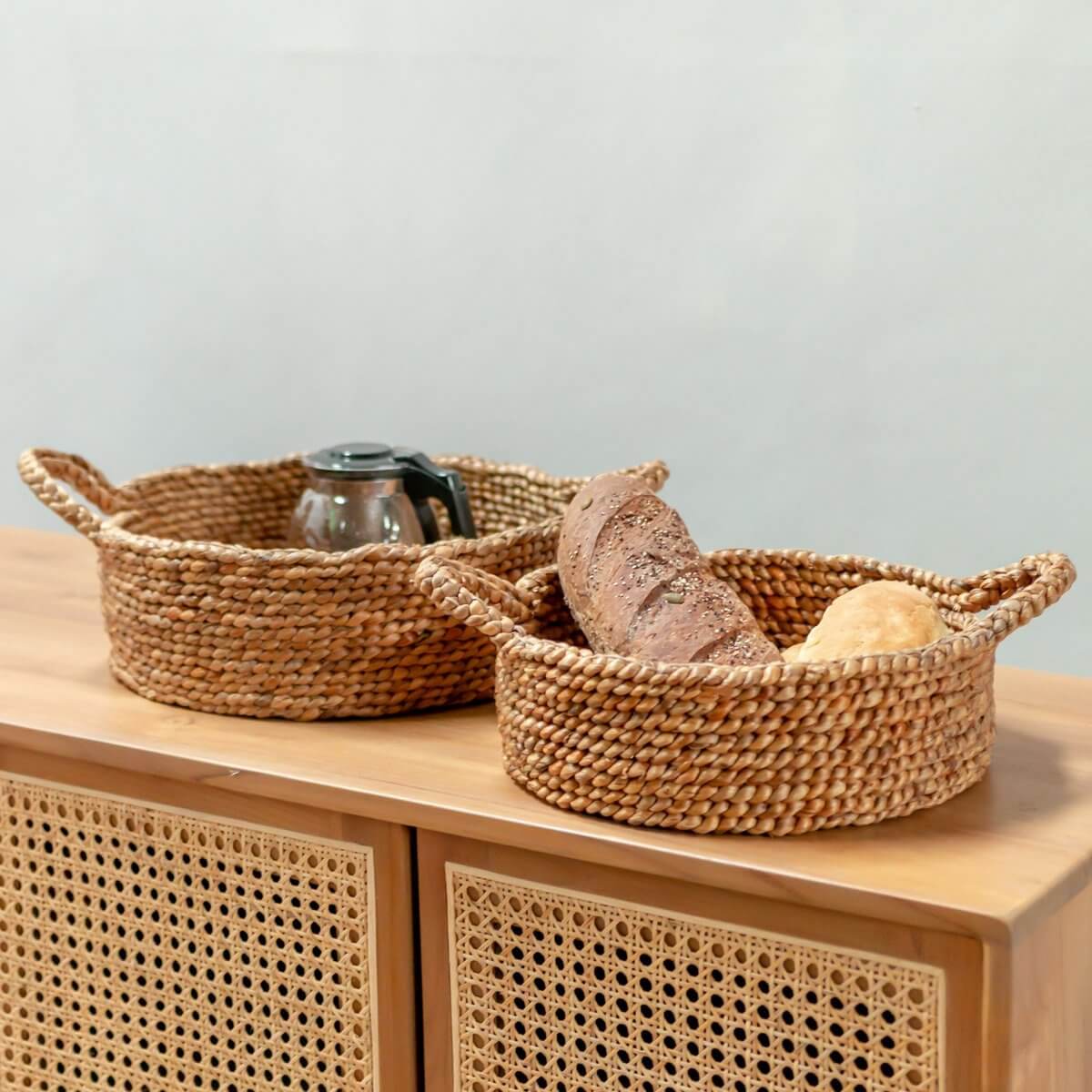 Waterhyacint opbergmand JAWAH met brood, ideaal als fruitschaal of broodmand, handgemaakt en duurzaam, perfect voor je ontbijttafel.