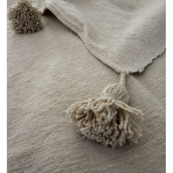 Marokkaanse Pompondeken Crème met charmante pom poms, perfect voor moderne en bohemien woonstijlen. Stijlvol en knus.