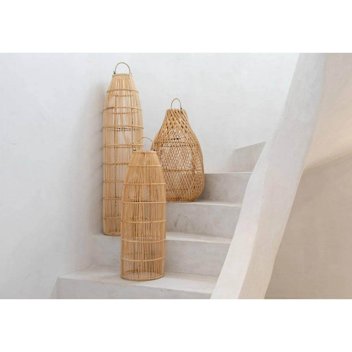 Twee rotan lampen 'The Fish Trap' in boho-stijl op een moderne witte trap, perfect voor een warme sfeer in huis.