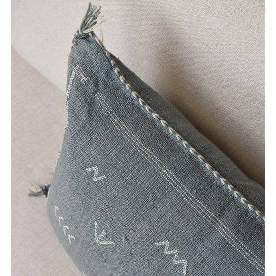 Bohemian Sabra kussen SB111 met rustige patronen, ideaal voor een Ibiza-sfeer. Geverfd met natuurlijke kleurstoffen. Voor binnen en buiten.