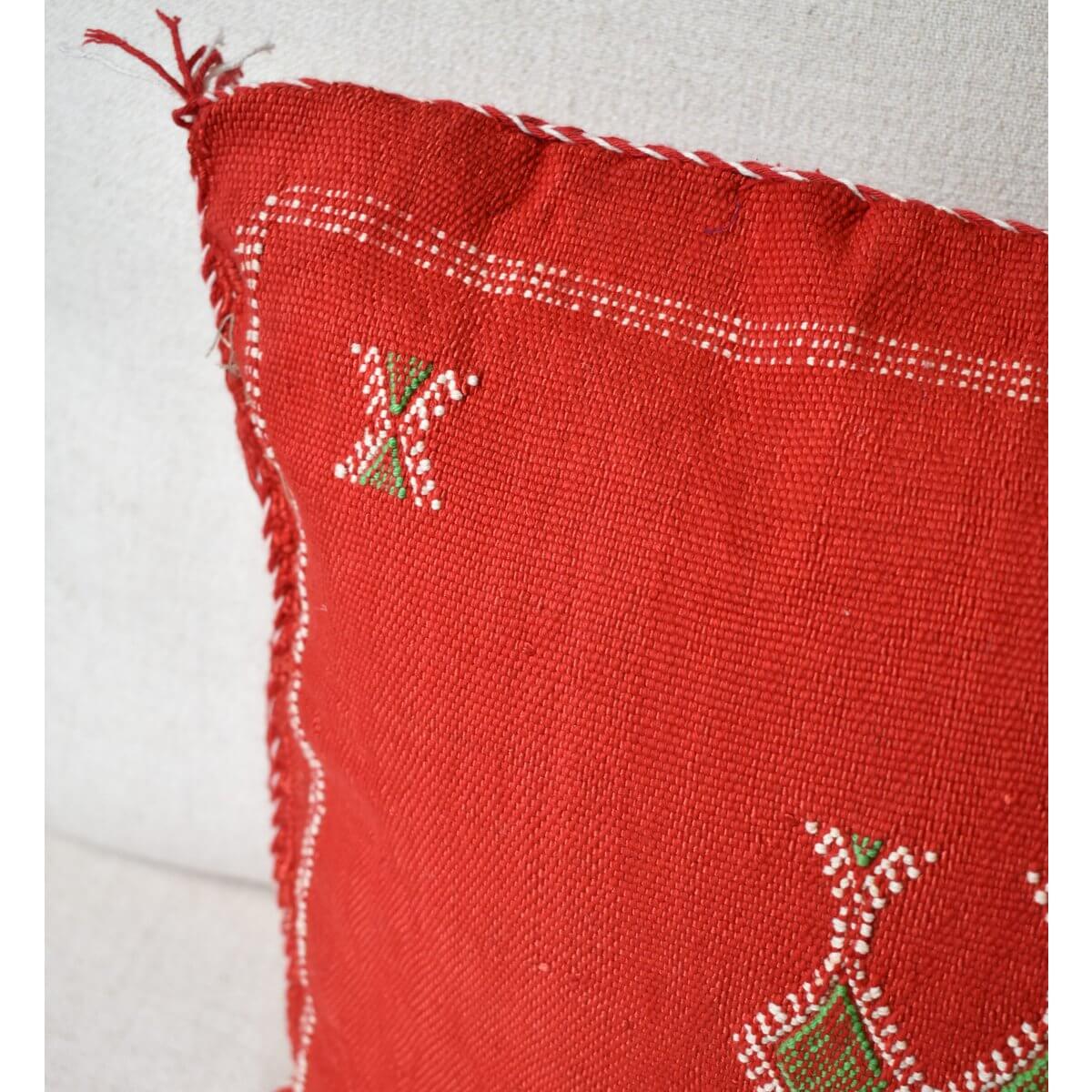 Sabra kussen in rood met bohemien patronen, perfect voor binnen of buiten voor een Ibiza-sfeer.