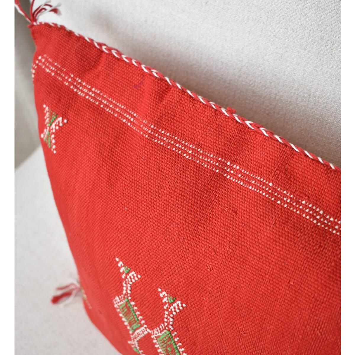 Rood Sabra kussen met bohemian patroon en natuurlijke verf, perfect voor een Ibiza-sfeer in de tuin of woonkamer.
