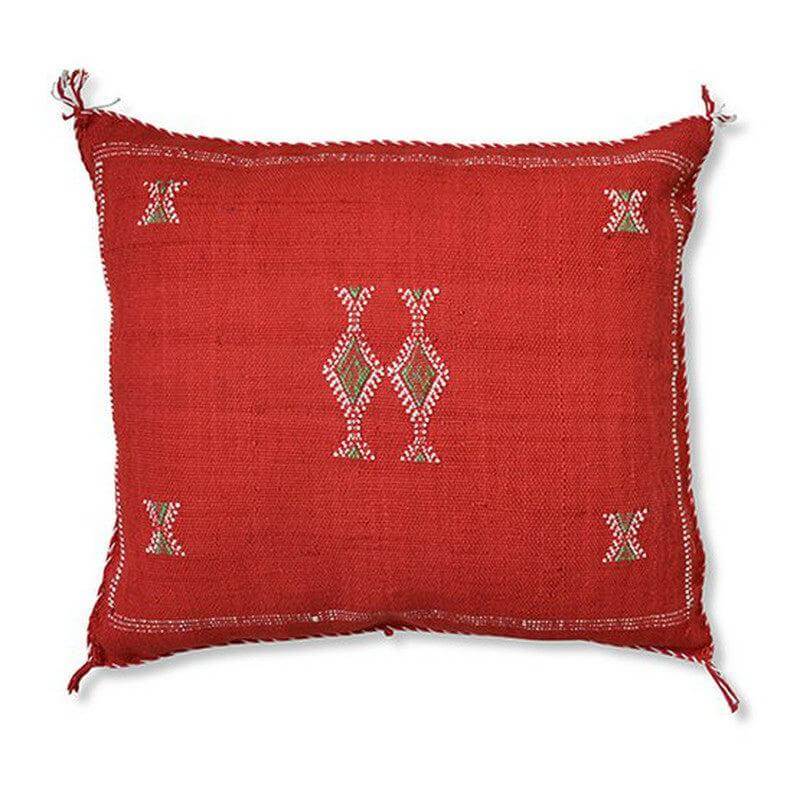 Rood Sabra kussen met bohemian patroon voor binnen of tuin, geverfd met natuurlijke kleurstoffen voor een Ibiza sfeer. Model SB118.