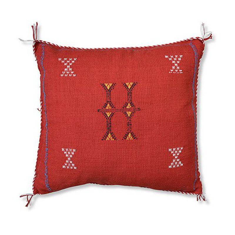 Rood Sabra kussen met bohemian patronen, perfect voor een Ibiza sfeer in de tuin. Natuurlijk geverfd, stijlvolle woondecoratie.