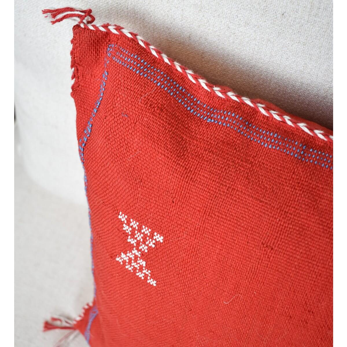 Rood Sabra kussen met bohemian patroon en natuurlijke kleurstoffen, ideaal voor binnen en buiten, Ibiza sfeer.