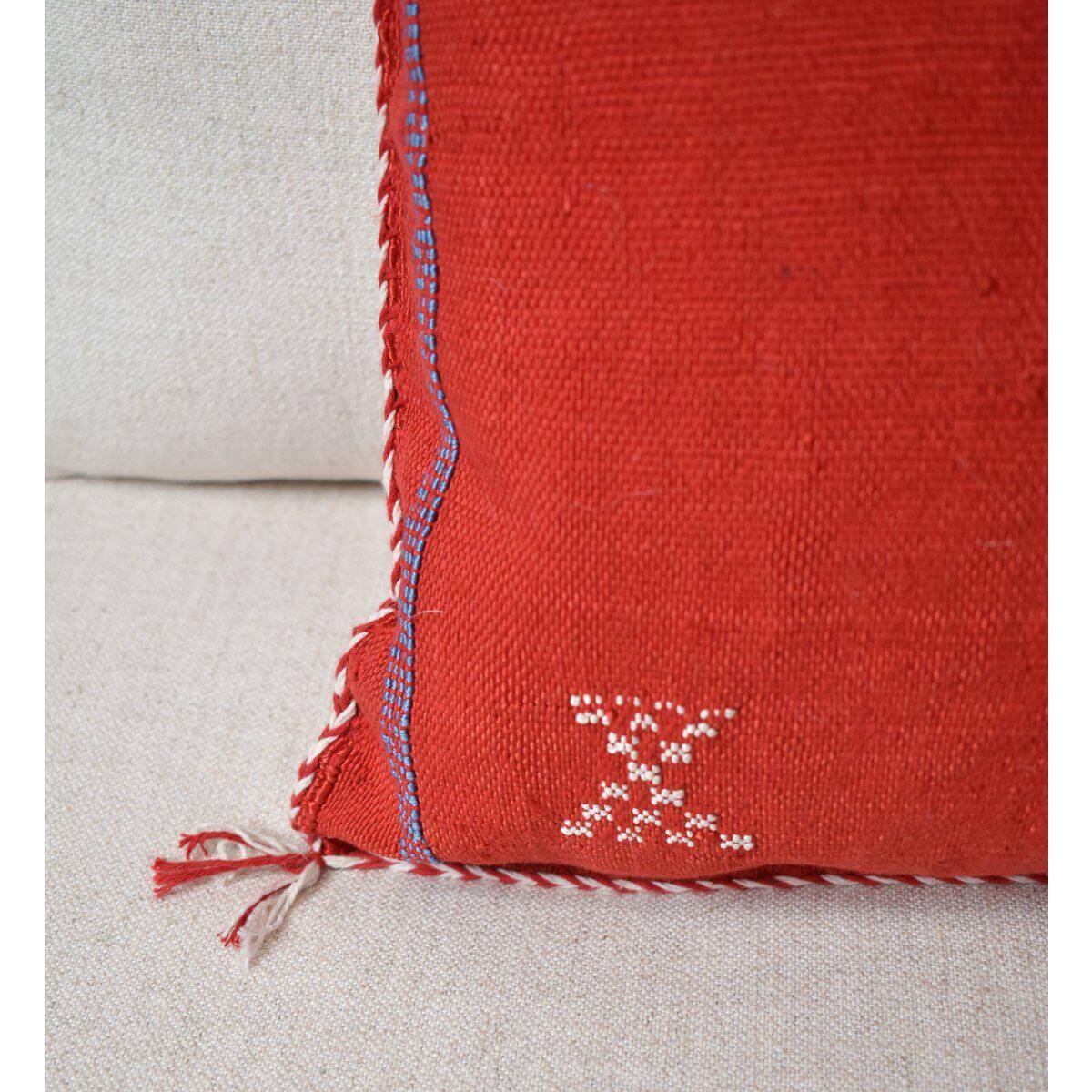 Sabra kussen SB156 in rood met bohemian patroon voor buitensfeer in loungeset, natuurlijk geverfde stof, ibiza uitstraling.