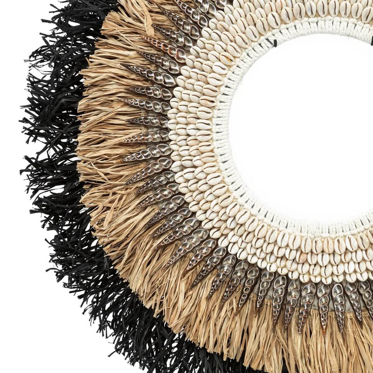 Close-up van naturel zwarte raffia op standaard, versierd met handgeplaatste schelpen. Perfect voor decoratie binnen of op terras.