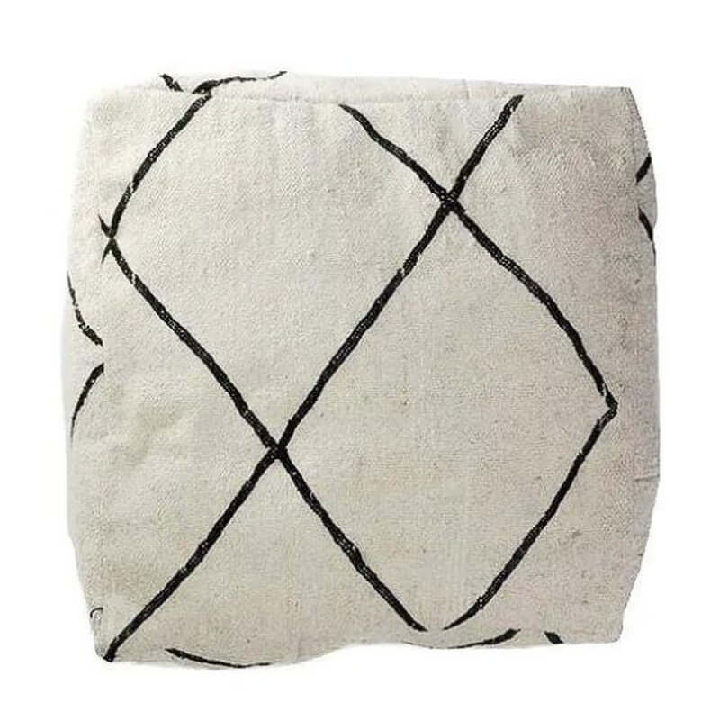Beni Ouarain vloerkussen met zwart-wit geometrisch patroon, perfect als stijlvol interieuraccessoire.