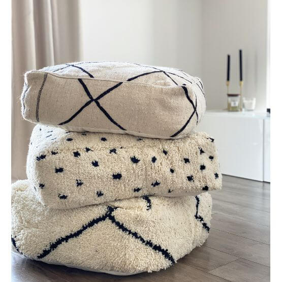 Stapel Beni Ouarain vloerkussens in neutrale tinten, perfect voor sfeervolle woon- of slaapkamers.