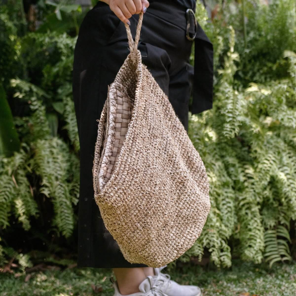 Duurzame raffia opbergmand Utara met lus voor wanddecoratie in tuinomgeving, 100% handgemaakt en fair trade.