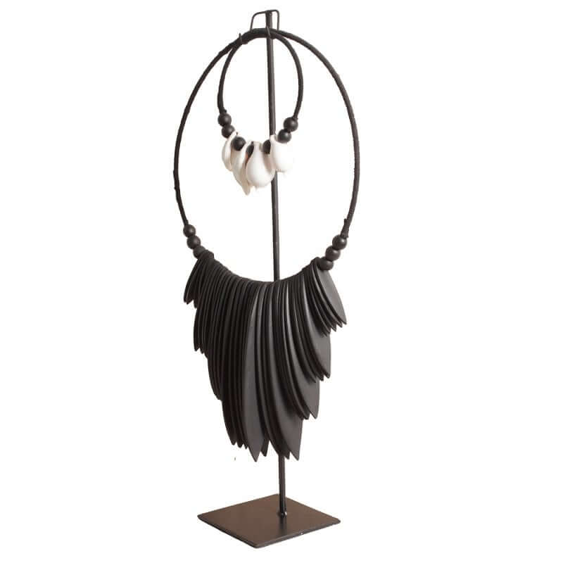 Zwarte Octo Ketting L op standaard, gemaakt van hout, schelp, en metaal, unieke decoratie van Pole to Pole, in zwart-wit.