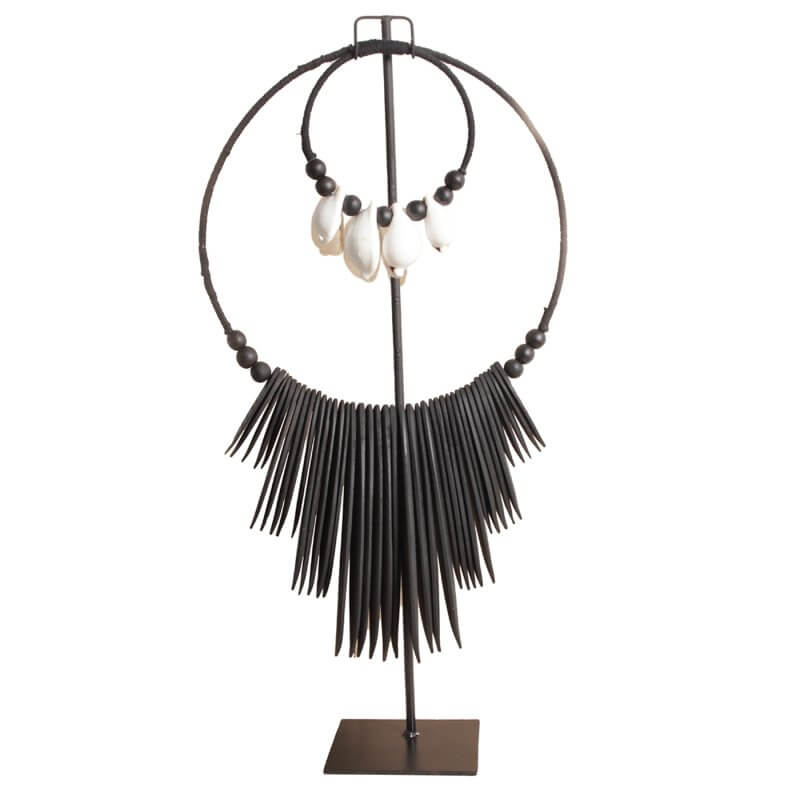 Stijlvolle Zwarte Octo Ketting L met hout en schelp, 40cm breed, 76cm hoog, door Pole To Pole. Perfect voor stijlvolle decoraties.