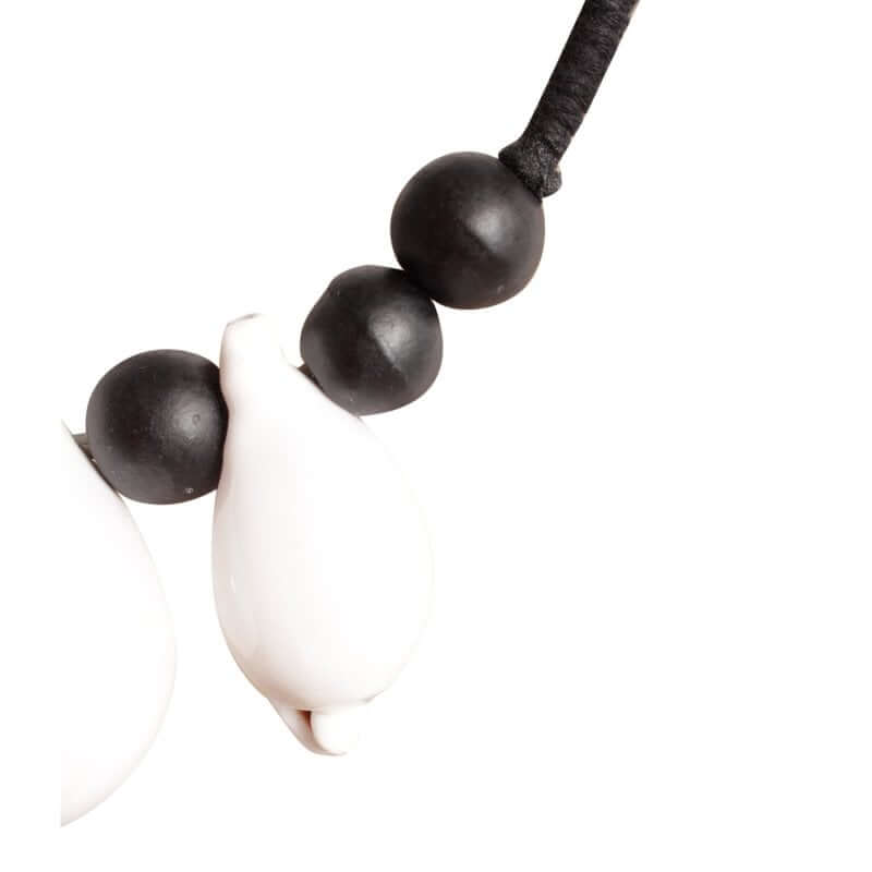 Unieke Zwarte Octo Ketting L met houten en metalen kralen van Pole To Pole, stijlvolle accessoire in zwart-wit design.